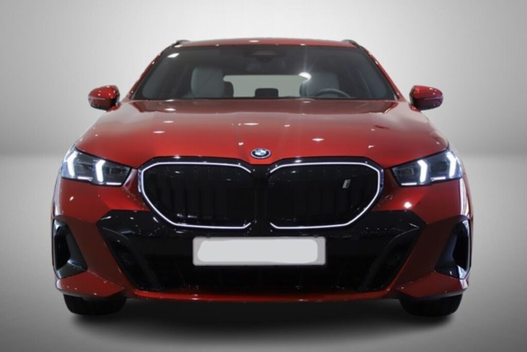 BMW i5 2025 Punainen (Dragon Fire Red)