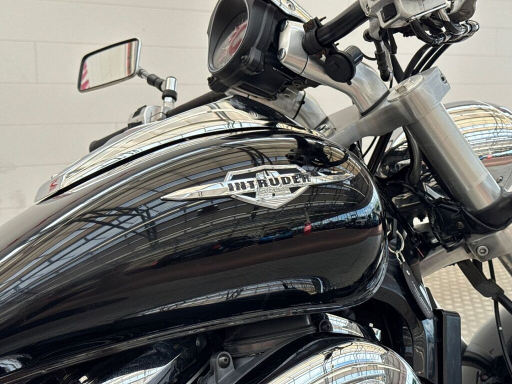 Suzuki Intruder 2005 Musta