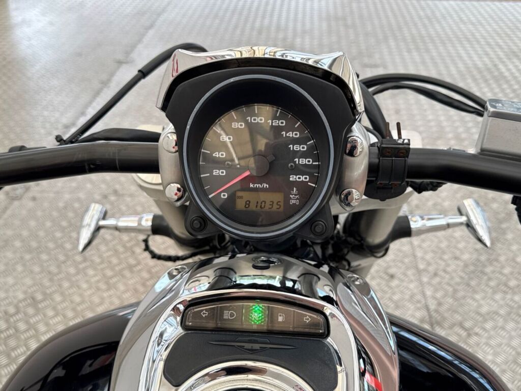 Suzuki Intruder 2005 Musta