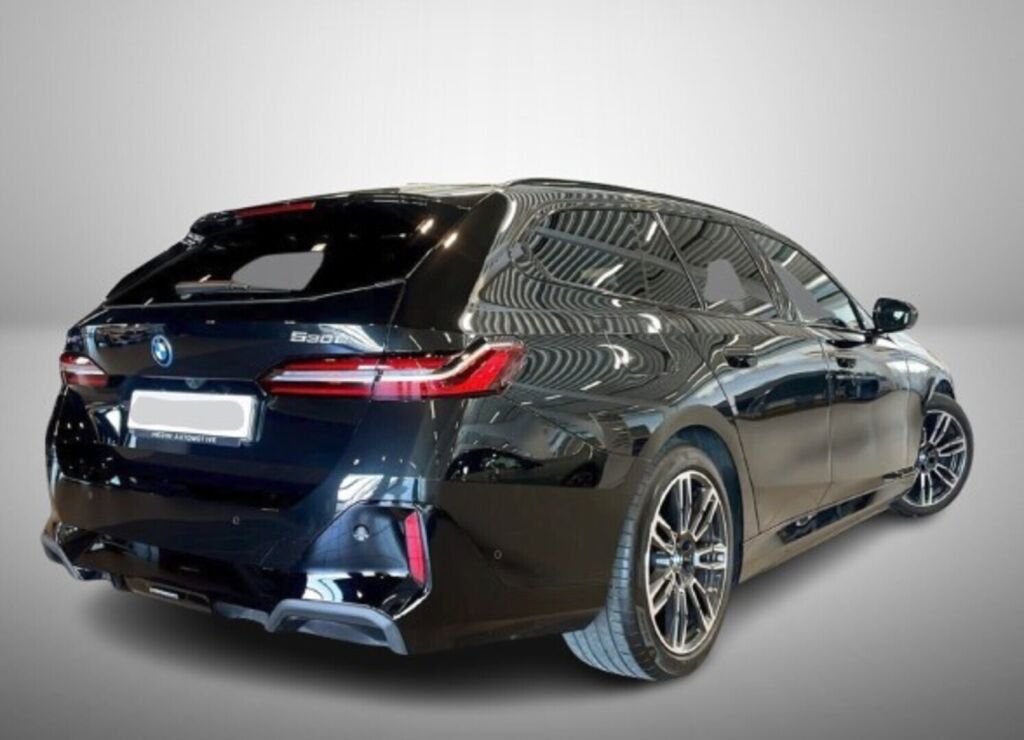 BMW 530 2026 Musta (Black Sapphire Metallic)