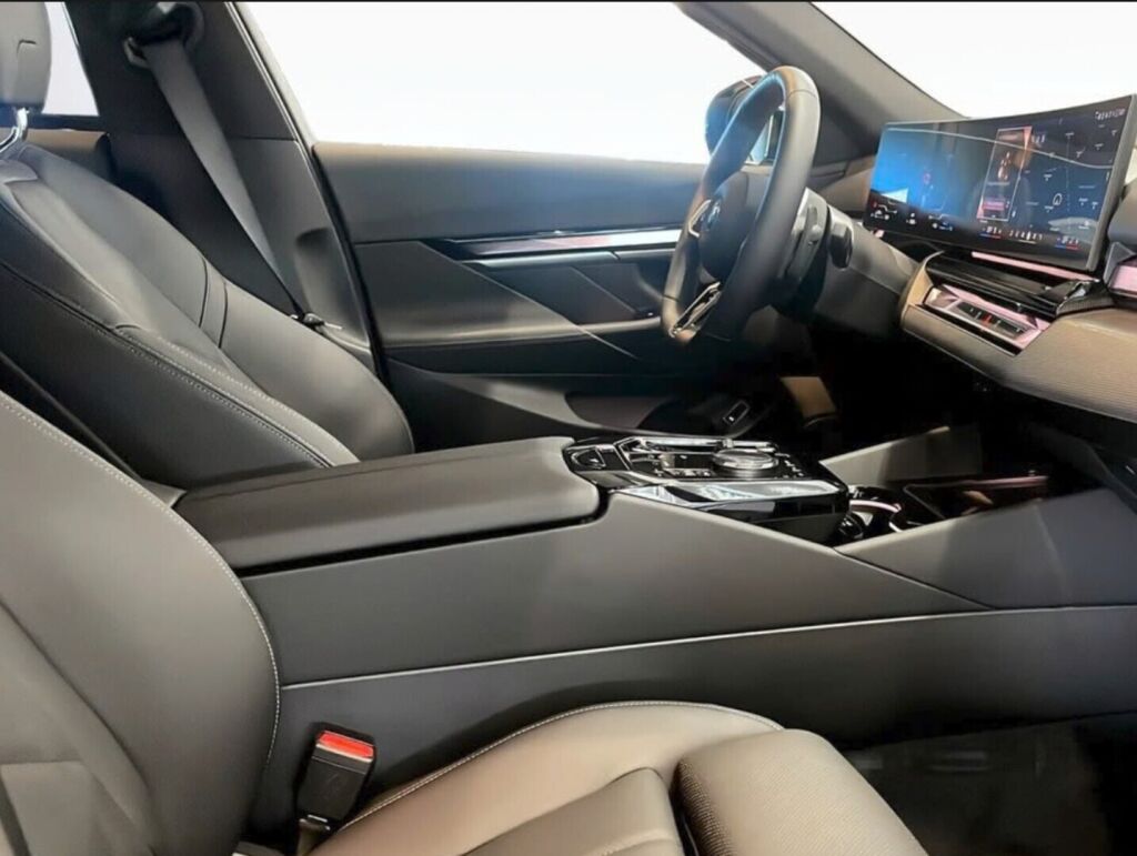 BMW 530 2026 Musta (Black Sapphire Metallic)