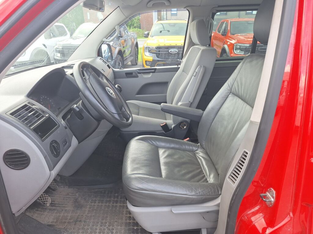 Volkswagen Transporter 2004 Punainen