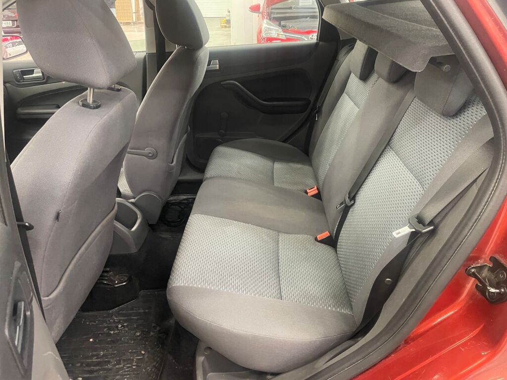 Ford Focus 2006 Punainen