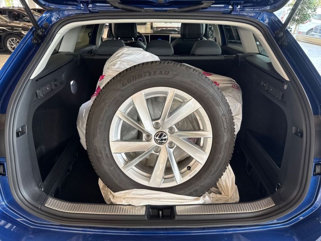 Volkswagen Passat 2024 Sininen