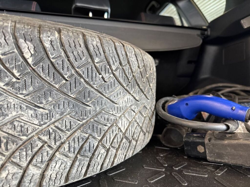 Toyota RAV4 Plug-in 2022 Musta