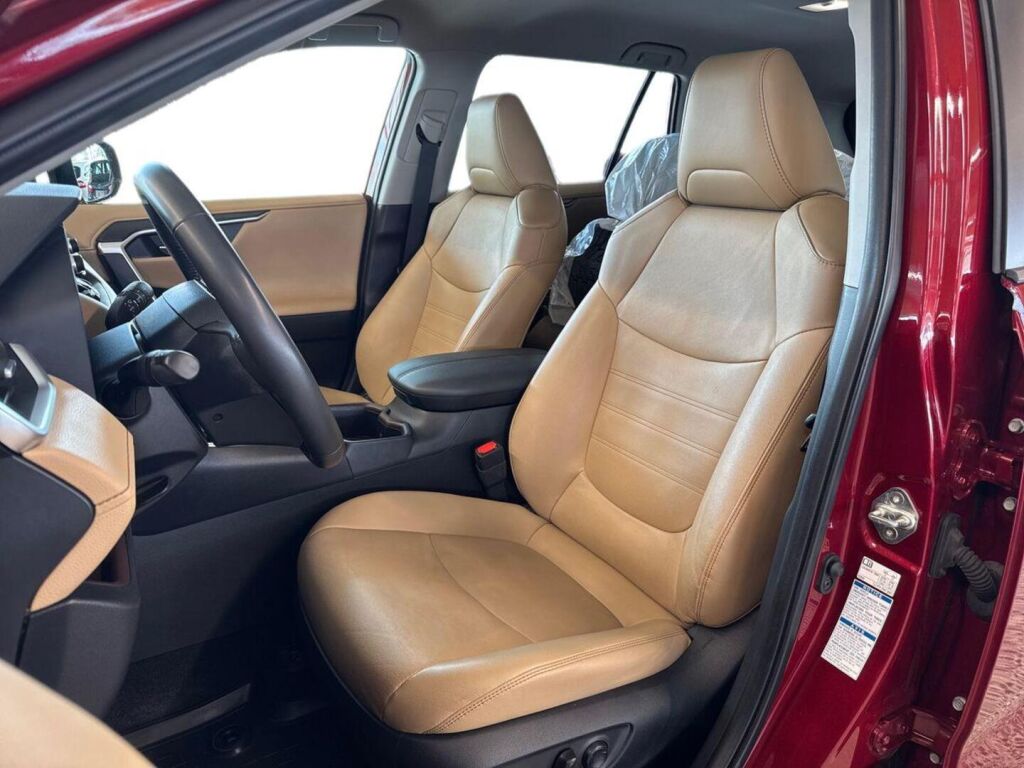 Toyota RAV4 2023 Punainen