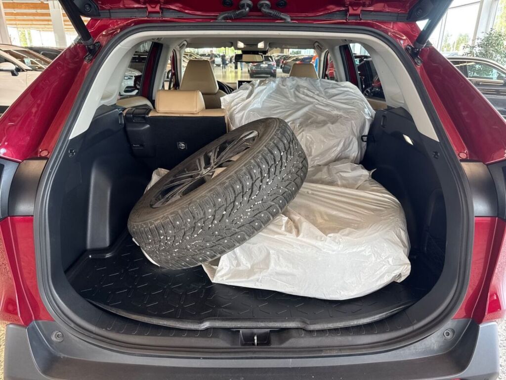 Toyota RAV4 2023 Punainen