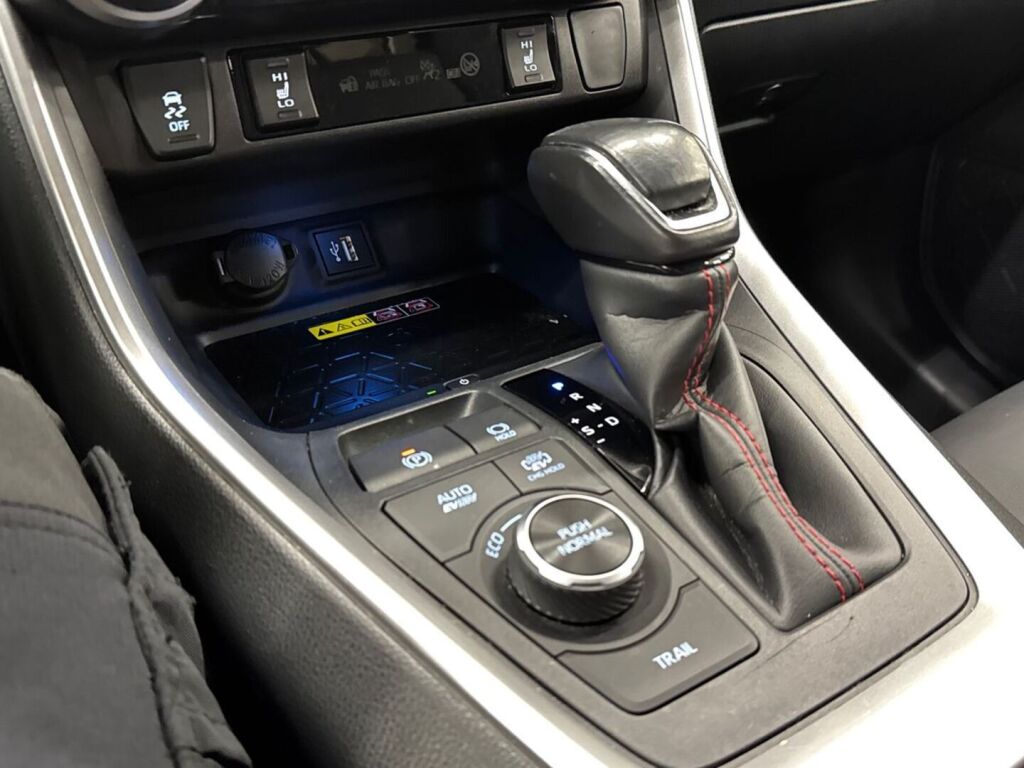 Toyota RAV4 Plug-in 2024 met.valkoinen
