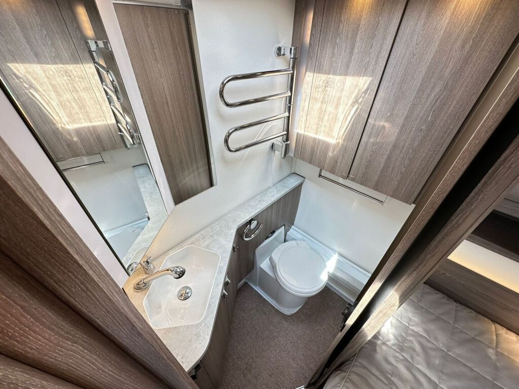 Kabe ROYAL 2018 Valkoinen