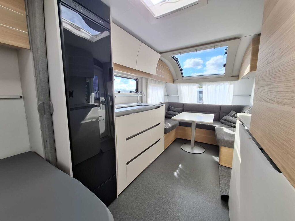 Adria Adora 2021 Valkoinen