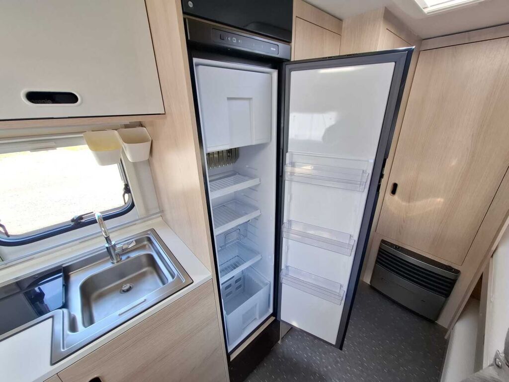 Adria AVIVA 2021 Valkoinen