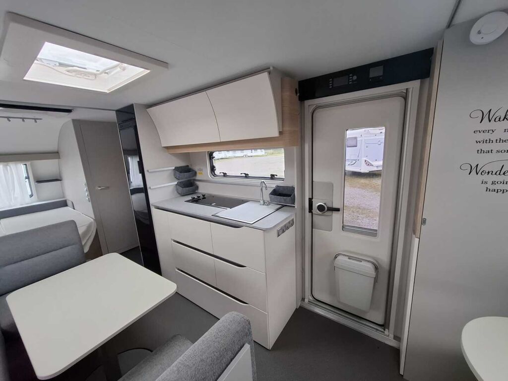 Adria Adora 2023 Valkoinen