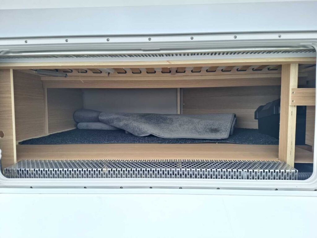 Adria Adora 2023 Valkoinen