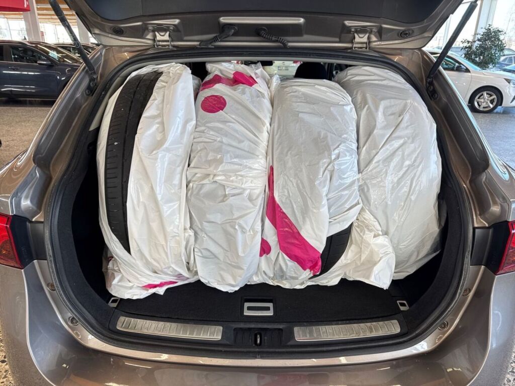 Toyota Avensis 2015 Harmaa