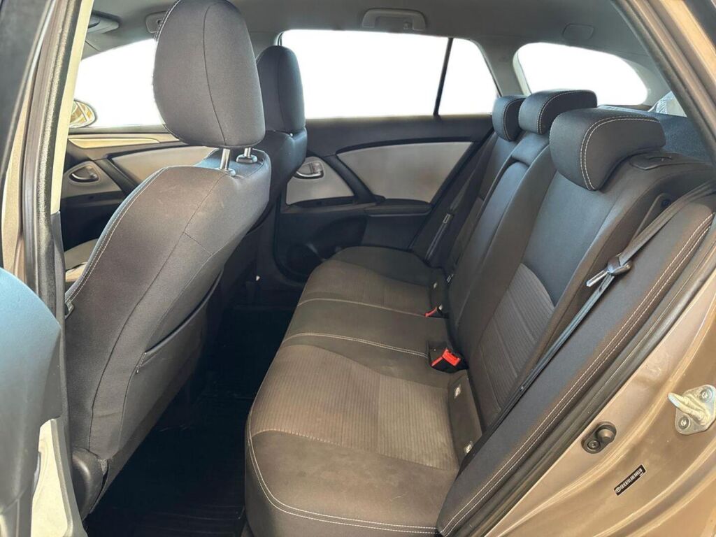 Toyota Avensis 2015 Harmaa