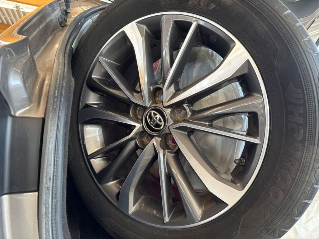 Toyota Avensis 2015 Harmaa