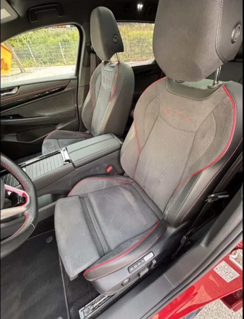 Volkswagen ID.7 2025 met.punainen/musta katto