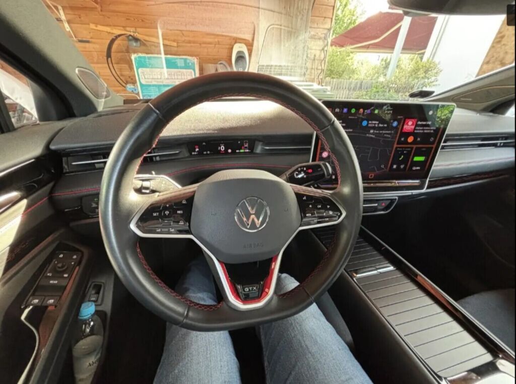 Volkswagen ID.7 2025 met.punainen/musta katto
