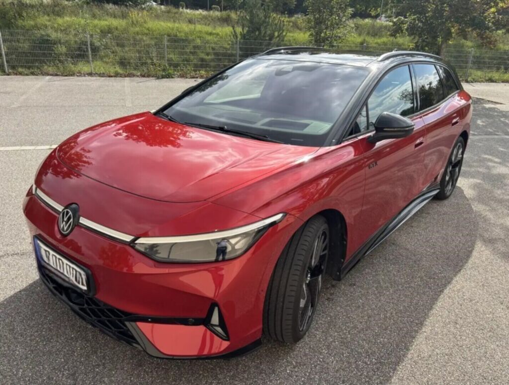 Volkswagen ID.7 2025 met.punainen/musta katto