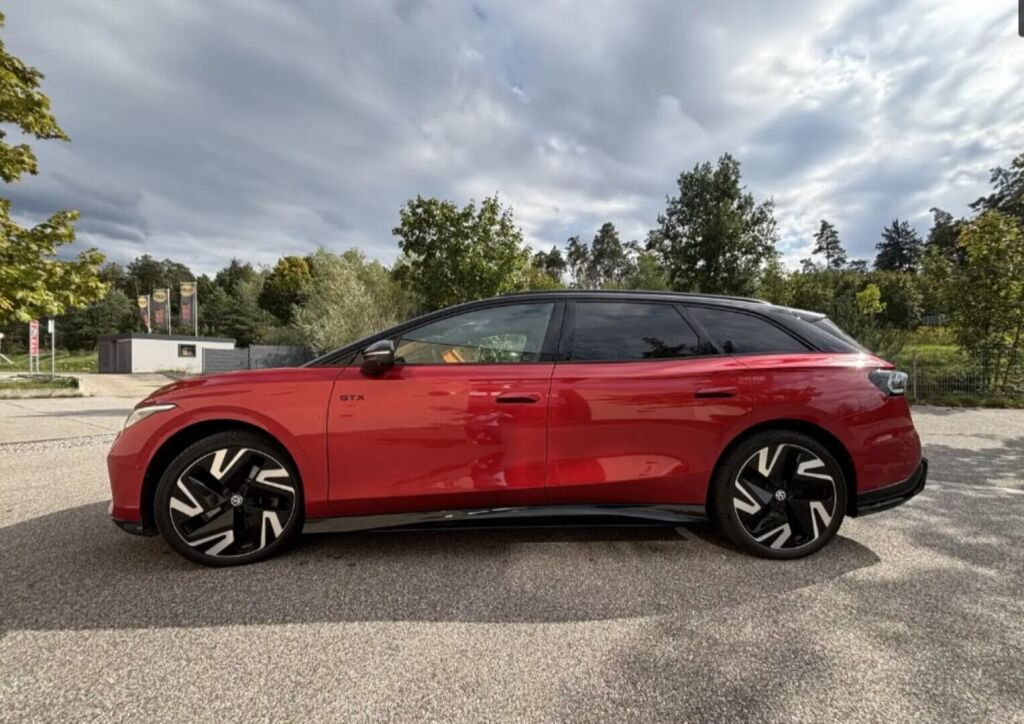 Volkswagen ID.7 2025 met.punainen/musta katto