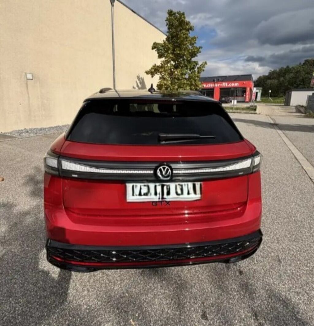 Volkswagen ID.7 2025 met.punainen/musta katto