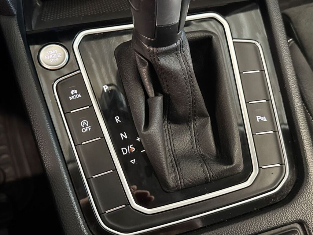 Volkswagen Passat 2022 Harmaa (Moonstone Grey)