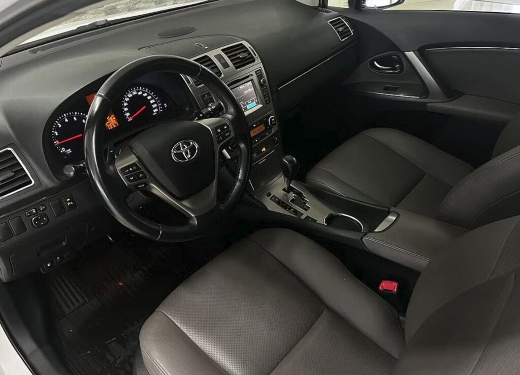 Toyota Avensis 2012 Valkoinen