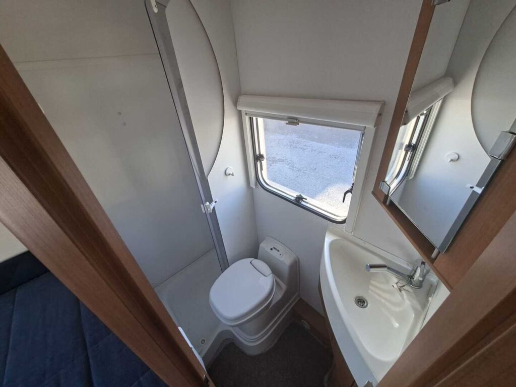 Knaus R06 2008 Valkoinen