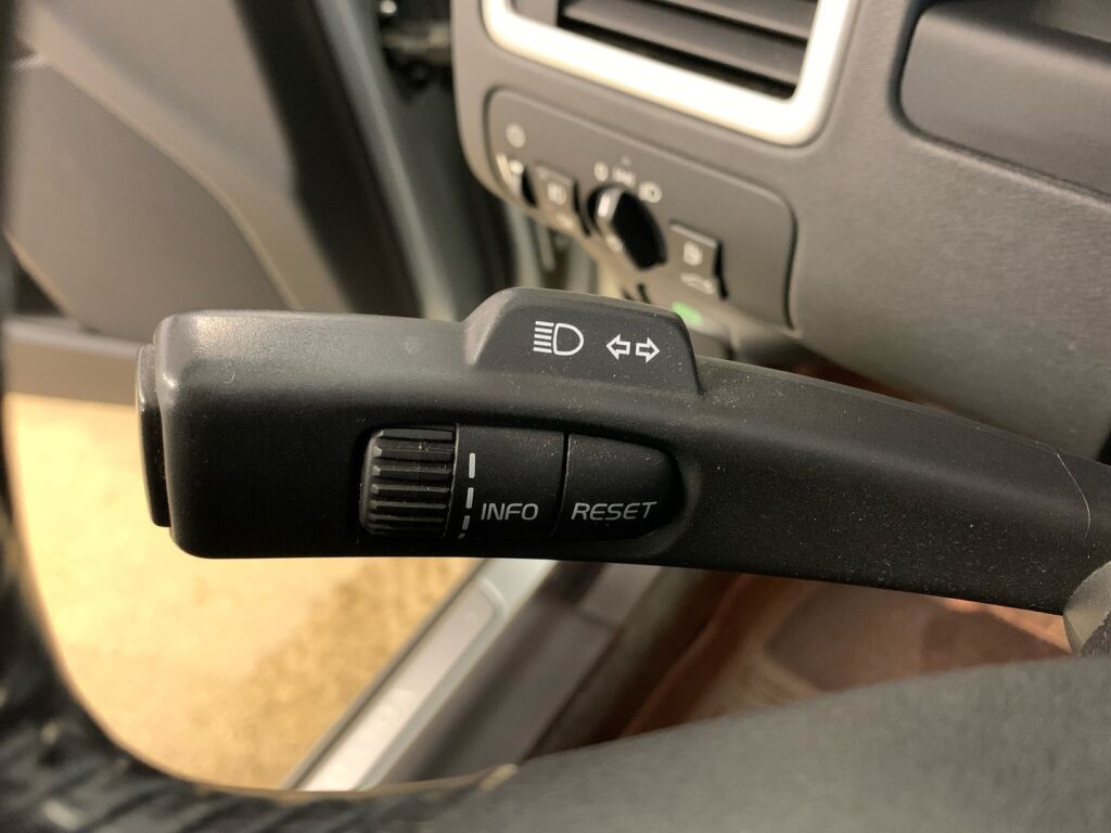 Volvo V70 2009 Harmaa