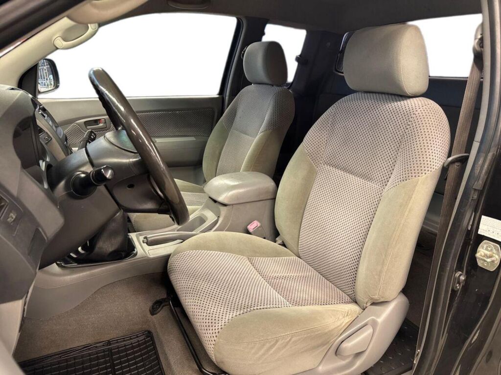 Toyota Hilux 2006 Musta