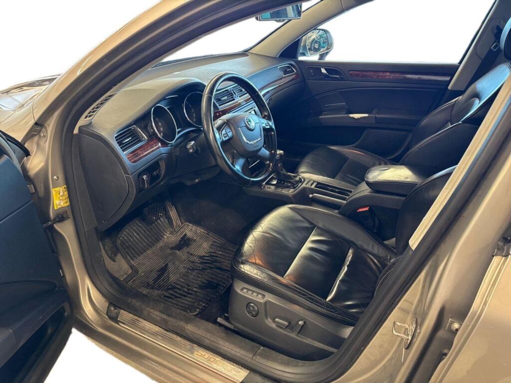 Skoda Superb 2009 Ruskea (beige)