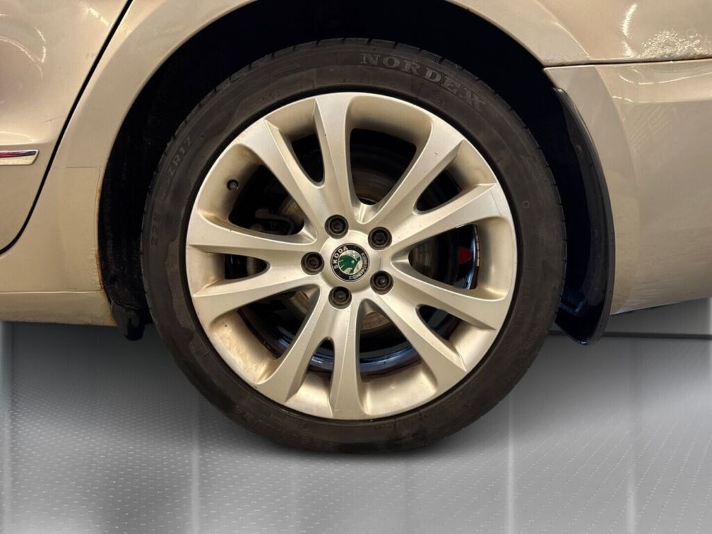 Skoda Superb 2009 Ruskea (beige)