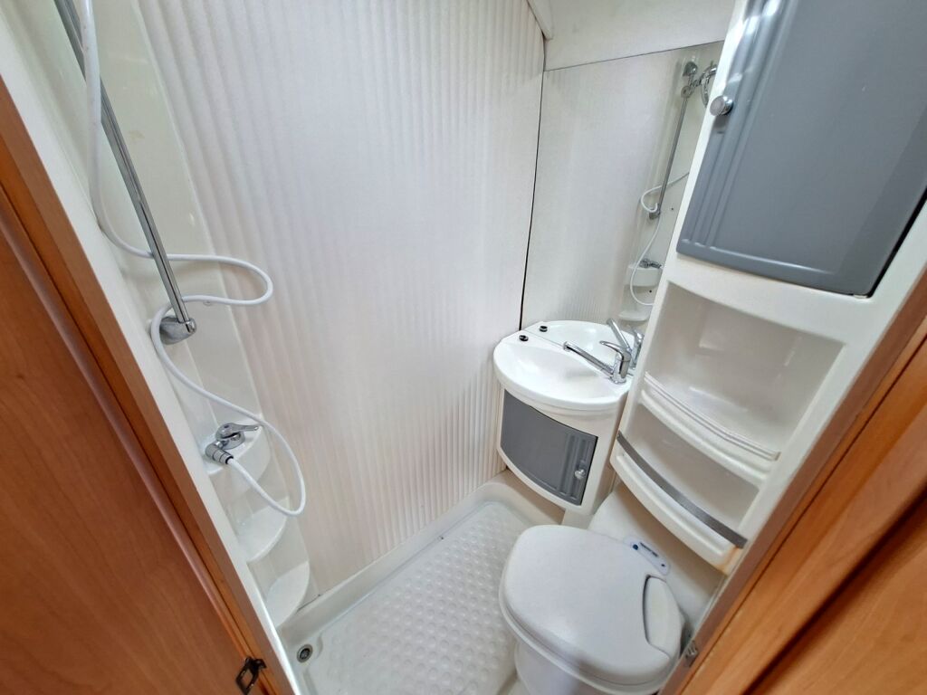 Dethleffs Globetrotter Premium Class A 230 2001 Valkoinen