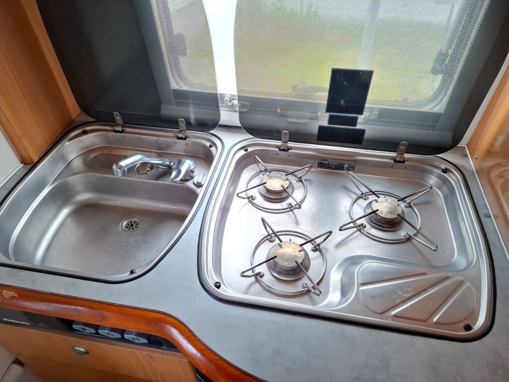 Dethleffs Globetrotter Premium Class A 230 2001 Valkoinen