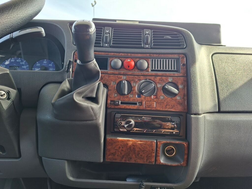 Dethleffs Globetrotter Premium Class A 230 2001 Valkoinen