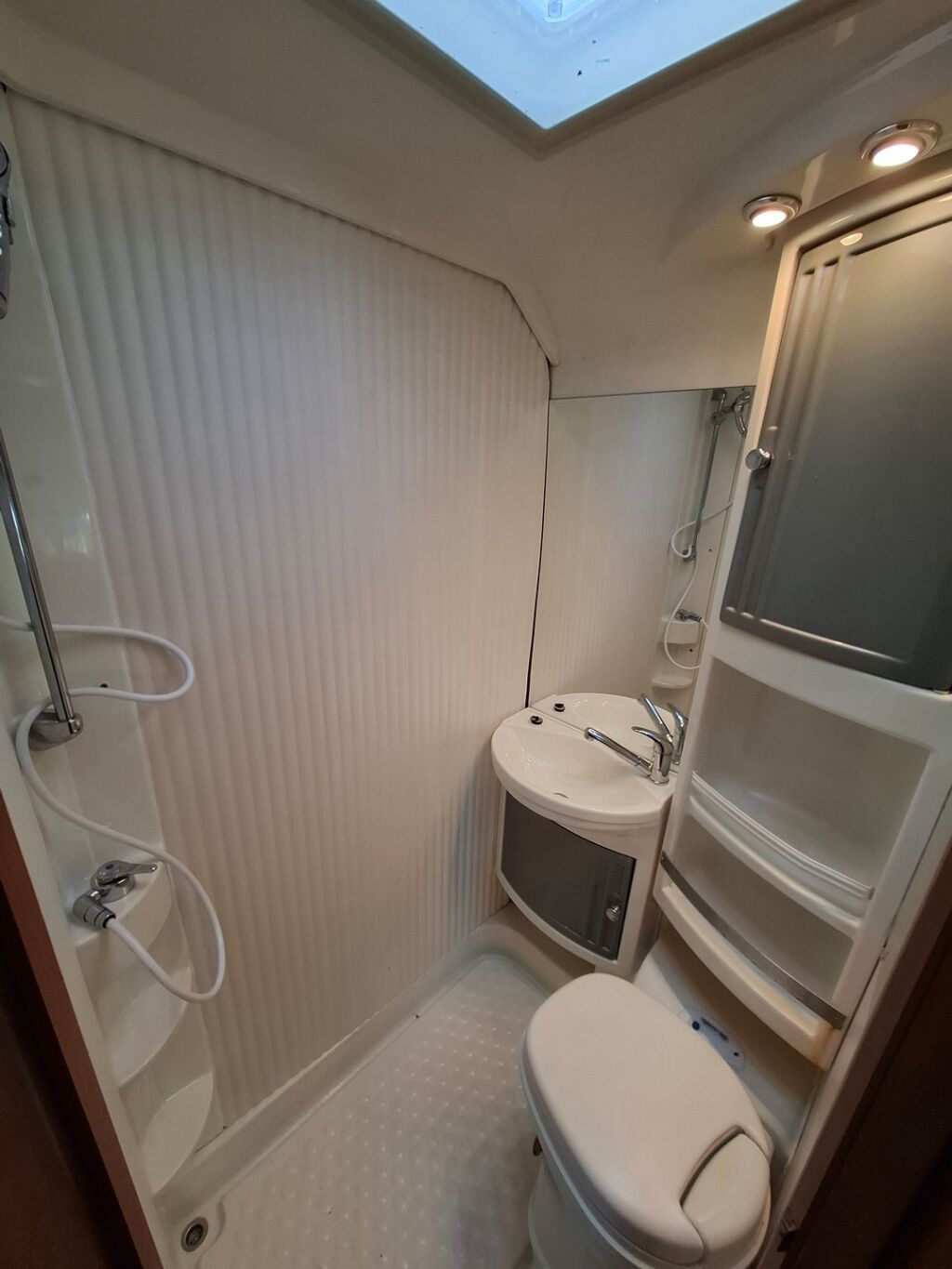 Dethleffs Globetrotter Premium Class A 230 2001 Valkoinen