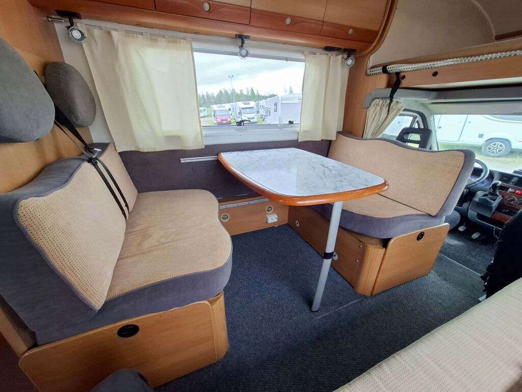 Dethleffs Globetrotter Premium Class A 230 2001 Valkoinen