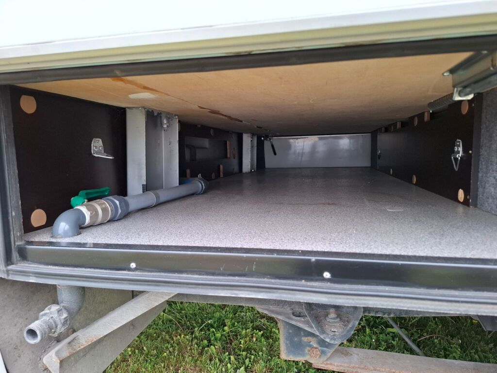 Dethleffs Globetrotter Premium Class A 230 2001 Valkoinen