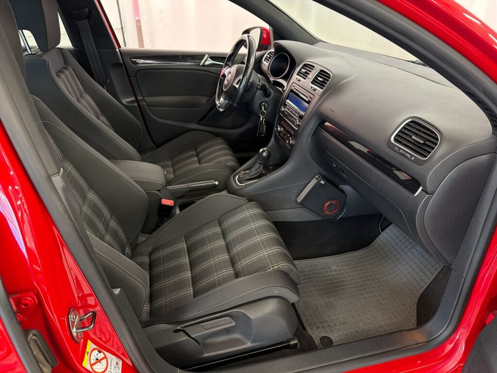 Volkswagen Golf 2010 Punainen