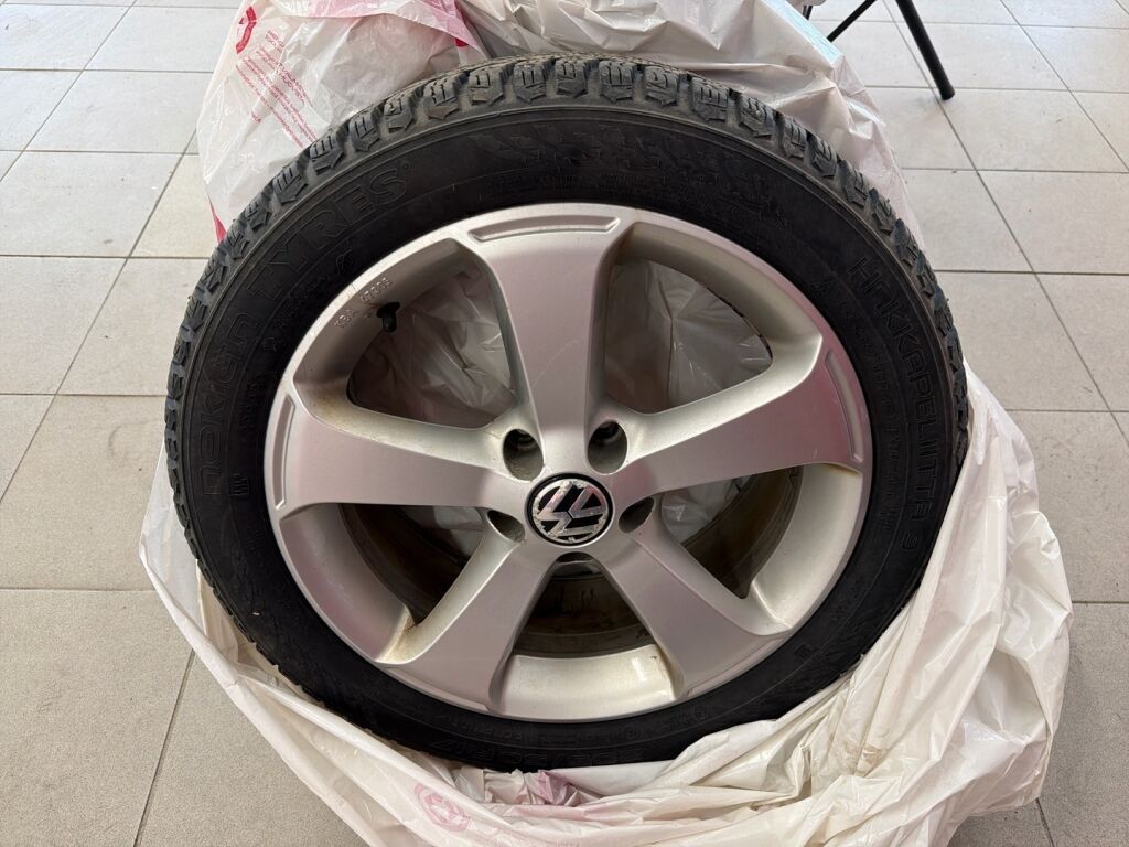 Volkswagen Golf 2010 Punainen