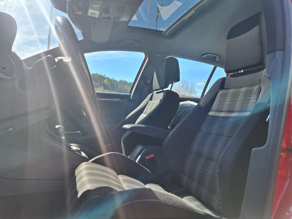 Volkswagen Golf 2010 Punainen