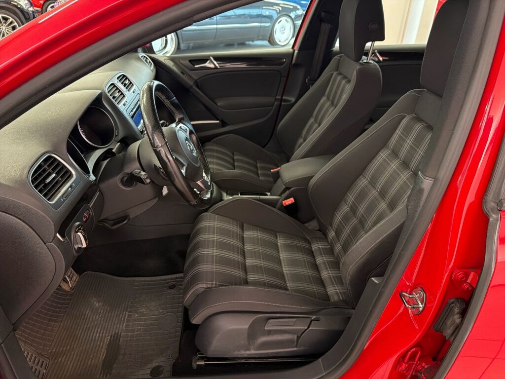 Volkswagen Golf 2010 Punainen