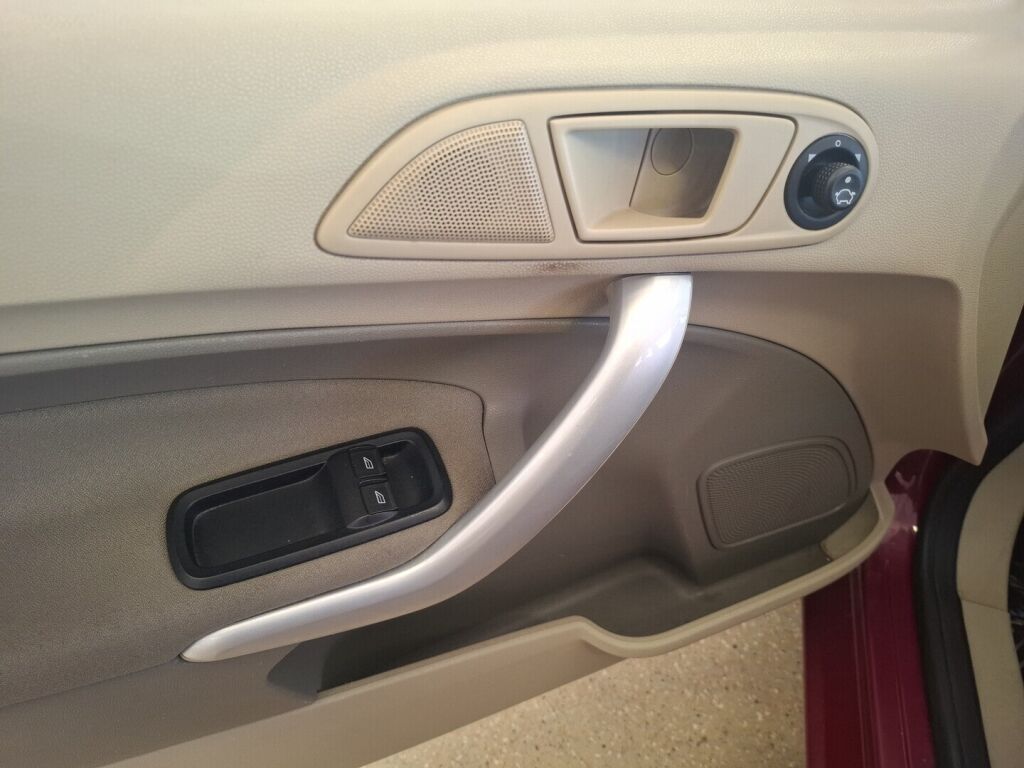 Ford Fiesta 2009 Punainen