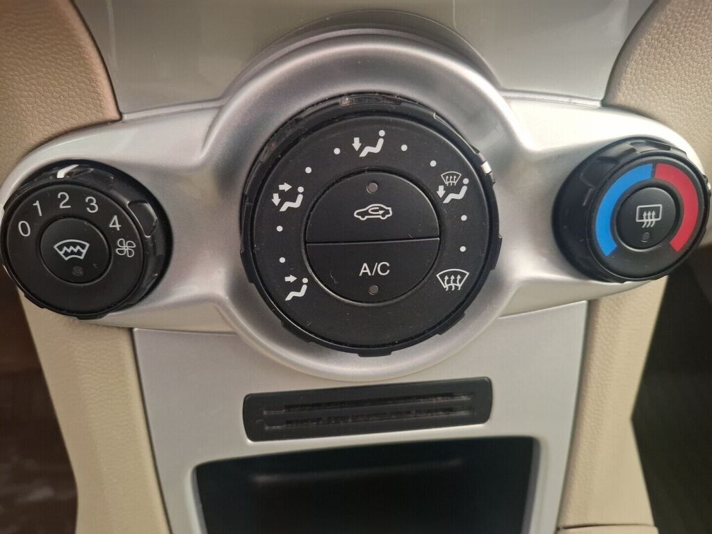 Ford Fiesta 2009 Punainen