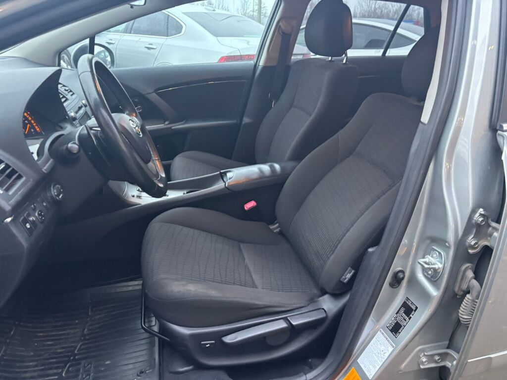 Toyota Avensis 2010 Harmaa