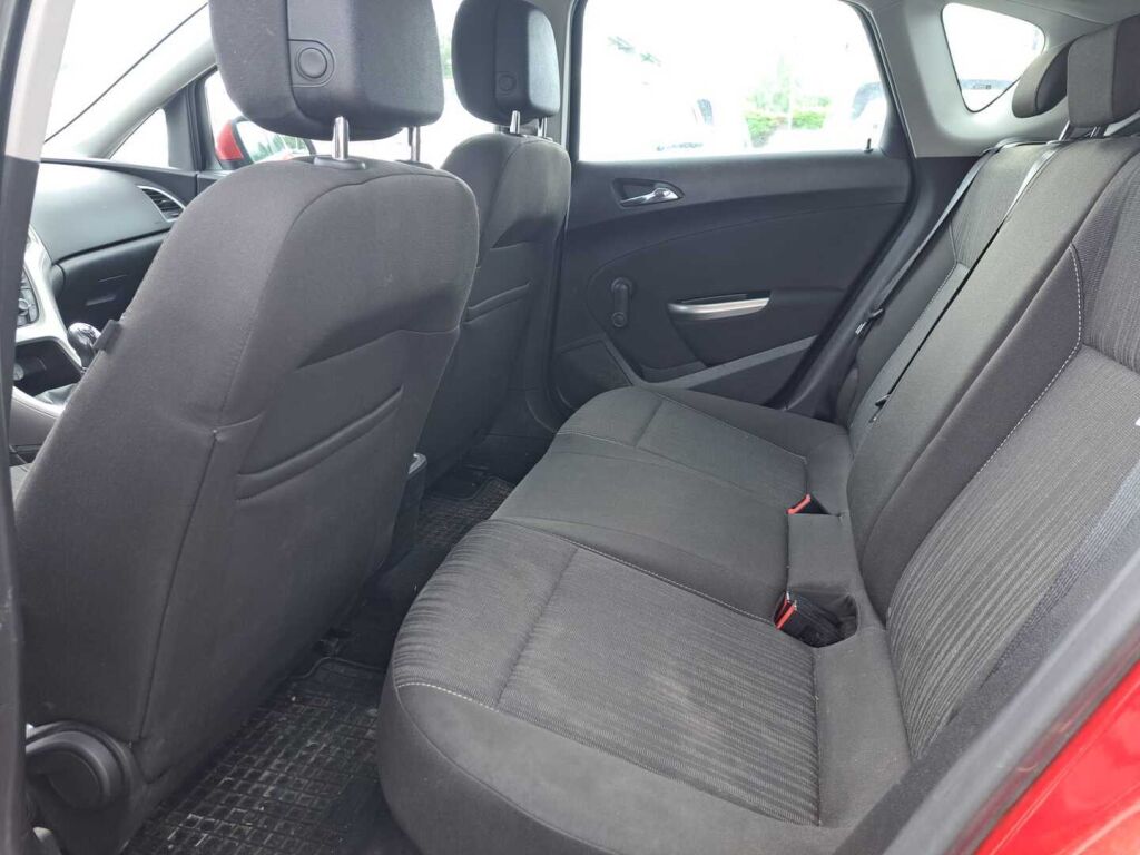 Opel Astra 2010 Punainen