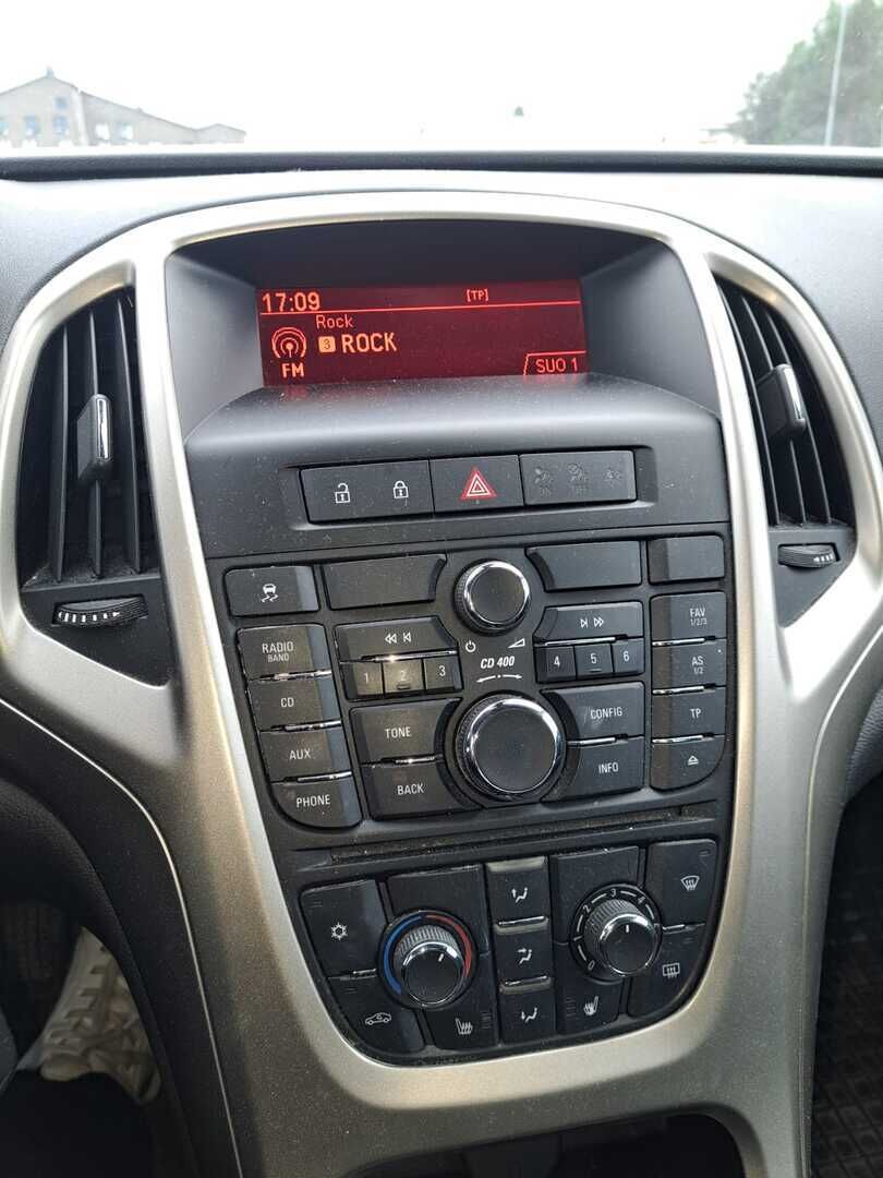 Opel Astra 2010 Punainen