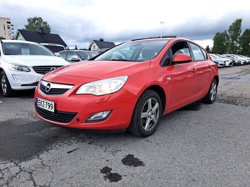 Opel Astra 2010 Punainen