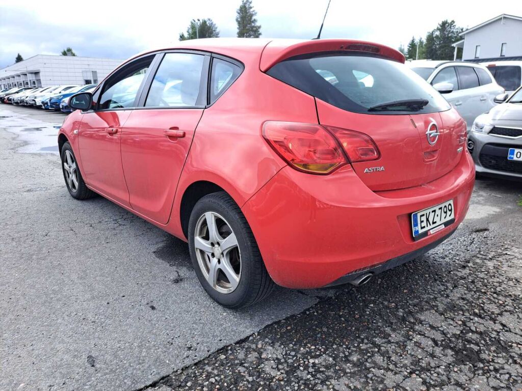Opel Astra 2010 Punainen