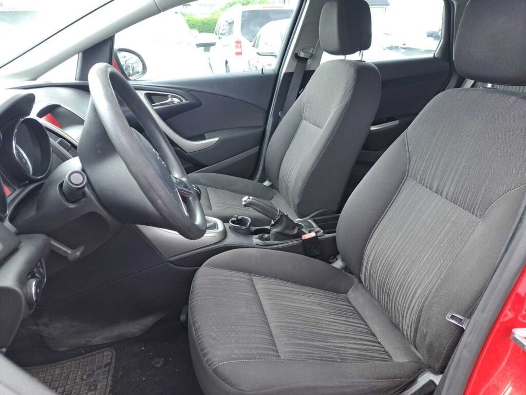 Opel Astra 2010 Punainen